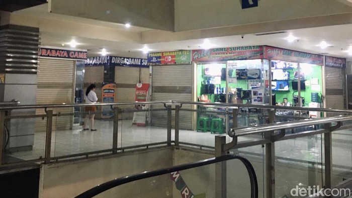 Kondisi Tunjungan Center Surabaya saat ini yang sepi pengunjung.