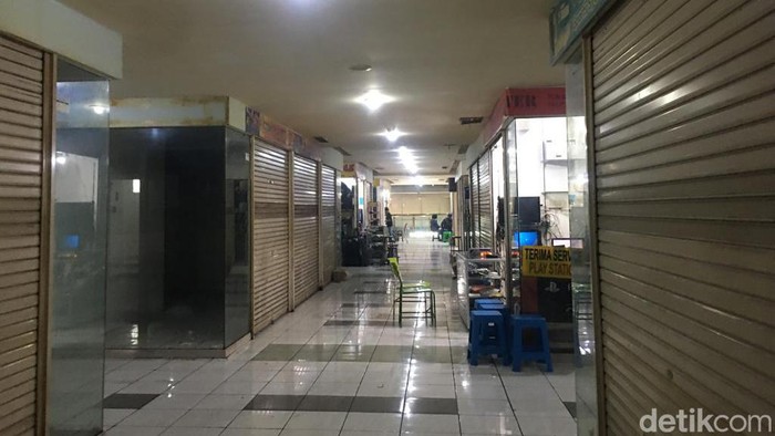 Kondisi Tunjungan Center Surabaya yang sepi pengunjung.