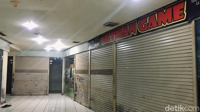 Kondisi Tunjungan Center Surabaya yang sepi pengunjung.