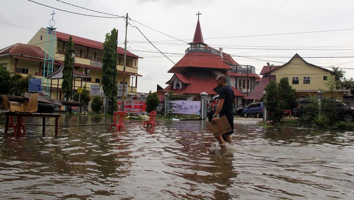 Kota Dumai dilanda banjir Seorang pedagang berjualan di pinggir jalan yang terendam banjir di Dumai, Riau, Senin (25/12/2023). Hujan
deras pada Minggu malam (24/12) hingga Senin pagi bersamaan dengan pasang air laut menyebabkan pemukiman, pertokoan, rumah ibadah dan perkantoran di tiga kecamatan dilanda banjir setinggi 40 sentimeter. ANTARA FOTO/Aswaddy Hamid/nym.
