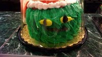 Tak diketahui monster apa yang muncul pada kue Natal ini, warna hijau dengan mata yang aneh begitu menakutkan. Penampilannya bikin siapapun enggan menyajikannya untuk menyambut tamu. Foto: Cake Wrecks