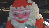 Santa Claus pembawa hadiah menjadi sosok yang paling ditunggu saat perayaan Natal. Sayangnya pembuat kue ini malah menghadirkan Santa Claus yang seolah ingin menakuti. Foto: Cake Wrecks