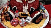 Boneka Teddy Bear yang menggemaskan cocok untuk melengkapi suasana Natal yang hangat. Gegara dekorasi mata yang tak sesuai, kue bertema beruang ini jadi menyeramkan. Foto: Cake Wrecks
