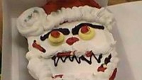 Wajah Santa Claus yang seharusnya ramah dan menyenangkan berubah menjadi menyeramkan. Dekorasinya yang salah membuat Santa Claus ini berbentuk seperti monster. Foto: Cake Wrecks