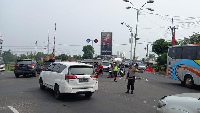 Lalu lintas di Simpang Tiga Mengkreng mulai meningkat di momen Libur Nataru.
