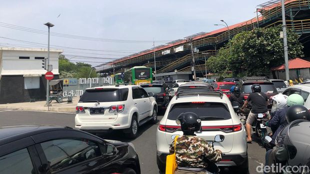 Antrean kendaraan masuk jalan Malioboro, Senin (25/12/2023) siang.