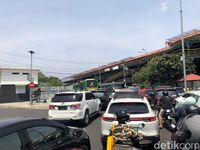Tunggu Penumpang Terjebak Macet 14 Ka Berhenti Luar Biasa Di 2 Stasiun