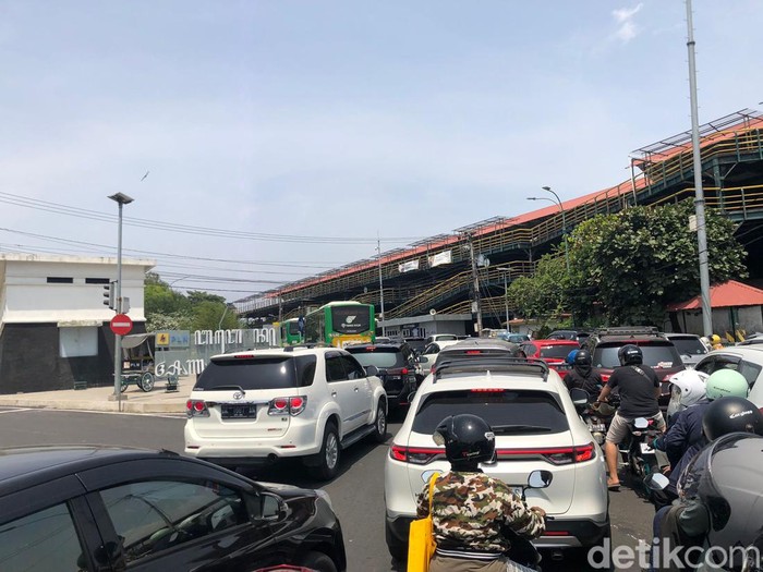 Antrean kendaraan masuk jalan Malioboro, Senin (25/12/2023) siang.