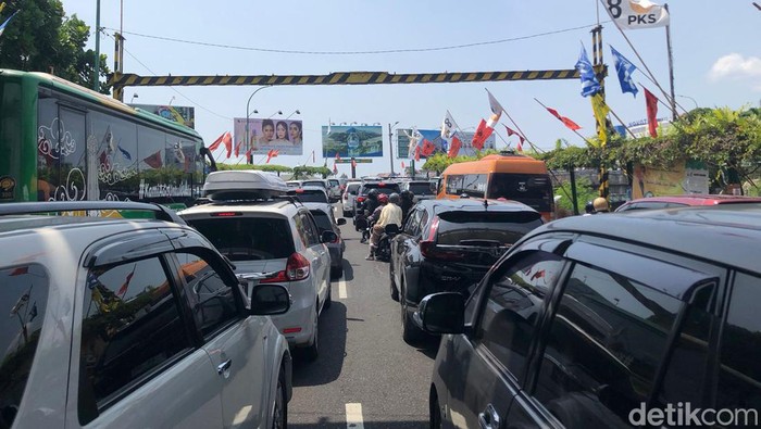 Antrean kendaraan masuk jalan Malioboro, Senin (25/12/2023) siang.