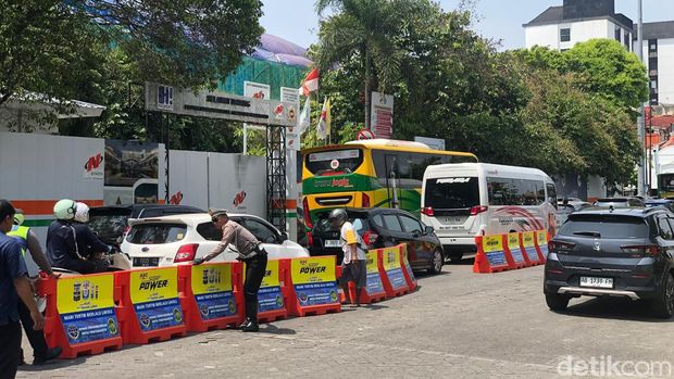 Antrean kendaraan masuk jalan Malioboro, Senin (25/12/2023) siang.