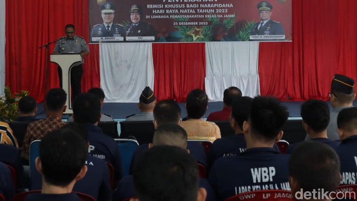 Lapas Jambi menyerahkan SK remisi Natal 2023 kepada tahanan.