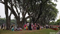Taman Mini Indonesia Indah (TMII) masih menjadi pilihan banyak masyarakat untuk menghabiskan libur perayaan Natal 2023.