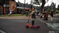 Warga juga bisa berkeliling TMII dengan kendaraan listrik.