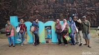 Sejumlah warga saat menikmati libur Natal di Taman Mini Indonesia Indah (TMII), Jakarta, Senin (25/12/2023).