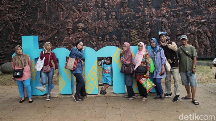 Taman Mini Indonesia Indah (TMII), Jakarta, jadi tempat warga berlibur saat Natal 2023. Pengunjung ramai datang ke TMII.