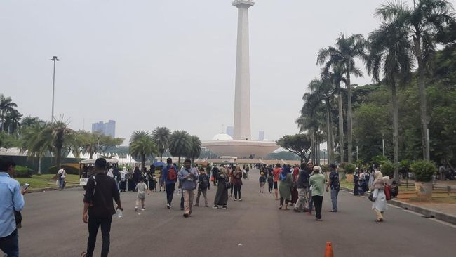 Libur Natal, warga ramai kunjungi Monas