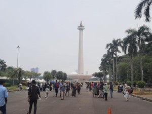 Warga Ramai Kunjungi Monas di Momen Libur Natal, Begini Suasananya
