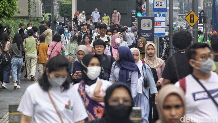 Libur Nataru dimanfaatkan warga untuk menikmati suasana Kota Jakarta. Seperti terlihat di kawasan Bundaran HI, Jakarta, Senin (25/12).