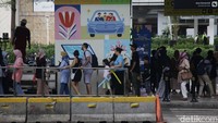 Tampak antrean warga yang menggunakan transportasi publik.