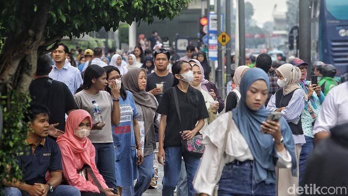 Libur Nataru dimanfaatkan warga untuk menikmati suasana Kota Jakarta. Seperti terlihat di kawasan Bundaran HI, Jakarta, Senin (25/12).