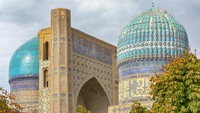 Kubah yang berlapis keramik dengan warna kebiruan tampak anggun dan artistik. Dekorasinya menggambarkan kekayaan seni Timurid. (Foto: iStock/Guenterguni)
