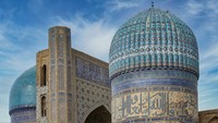 Dalam buku Sejarah Terlengkap Peradaban Islam oleh Abdul Syukur al-Azizi, masjid ini berbentuk segi empat dengan ukuran 109 x 167 meter persegi dan bagian minaret menempel pada pintu gerbang utama yang sangat besar. Ketinggian minaretnya mencapai 19 meter dan pintu gerbangnya 35 meter. (Foto: iStock/guenterguni)