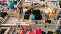 Bibi Khanym adalah nama panggilan Saray Mulk Khanym. Nama yang disematkan dalam bangunan masjid ini diambil dari nama istri Timur Lenk yang berasal dari China. Ini penampakan masjid Bibi Khanym dari ketinggian. (Foto: iStock Uldis Laganovskis)