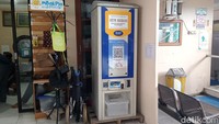 Anjungan Tunai Mandiri (ATM) beras juga termasuk fasilitas masjid berupa mesin otomatis yang menyediakan beras bagi orang-orang yang membutuhkan. Para jemaah dapat menempelkan KTP elektronik yang telah terdaftar. (Foto: Jihan Najla Qatrunnada/detikcom)