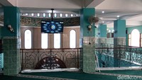 Tempat salat jemaah akhwat (perempuan) yang berada di lantai 2. Beberapa fasilitas di lantai dua, seperti televisi dan kipas angin. Ada juga beberapa buku dan Al-Qur’an yang dapat dibaca oleh jemaah perempuan. (Foto: Rahma Ambar Nabilah/detikcom)