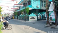 Bangunan Masjid Jogokariyan jika dilihat dari ujung. Jemaah akan dengan mudah menemukan masjid ini karena dengan adanya nama Masjid Jogokariyan dan arsitektur yang berbeda dengan bangunan di sebelahnya. (Foto: Rahma Ambar Nabilah/detikcom)