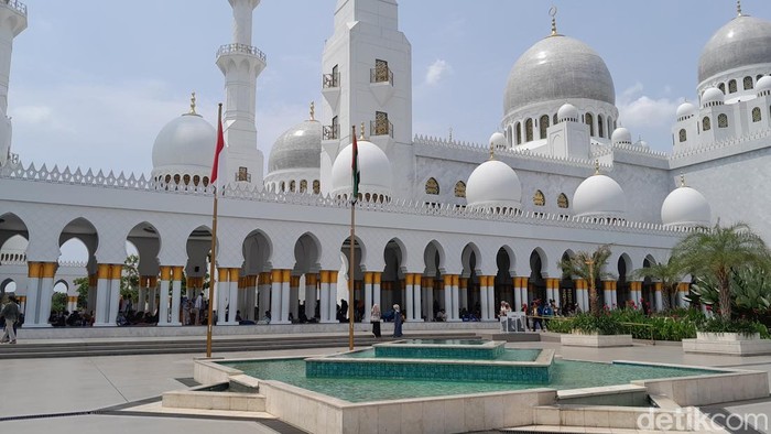 Tampak para jemaah memadati Masjid Sheikh Zayed, Senin (25/12/2023).