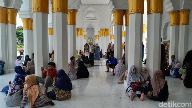 Tampak para jemaah memadati Masjid Sheikh Zayed, Senin (25/12/2023).