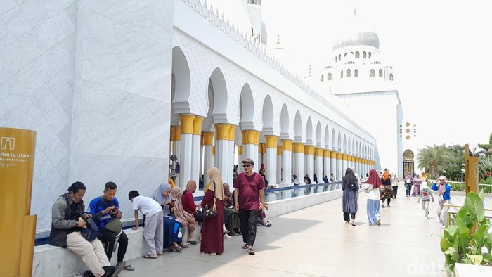 Tampak para jemaah memadati Masjid Sheikh Zayed, Senin (25/12/2023).