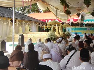 Haul ke-521 Sultan Fatah Demak, Luwur Diganti-Makam Dihiasi Anyaman Melati