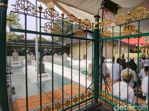 Masyarakat berdoa di Kompleks Makam Raden Sultan Fatah memperingati haul ke-521 di Demak, Senin (25/12/2023).