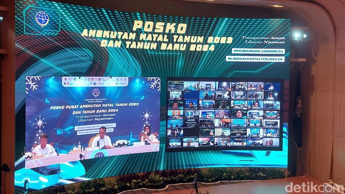 Menteri Perhubungan Budi Karya Sumadi meninjau Posko Angkutan Natal dan Tahun Baru (Nataru) 2023-2024 di Kantor Kementerian Perhubungan, Senin (25/12/2023).