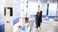 Mulai dari pembuatan stasiun antariksa di bumi hingga peluncuran roket yang membawa satelit. Semua terdokumentasi dengan rapi.