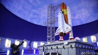 Bahkan disana juga terdapat miniatur Roket NASA yang ukurann besar.