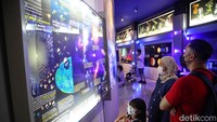 Pengunjung juga bisa datang bersama rombongan untuk belajar dan bermain di Skyworld TMII. Pengunjung perlu melakukan reservasi kedatangan dan konfirmasi harga tiket untuk rombongan dengan menghubungi nomor 021 2936 9592/93.