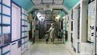 Pengunjung menikmati Museum Skyworld Eduwisata Antariksa di kawasan TMII, Jakarta Timur, Senin (25/12/2023).
