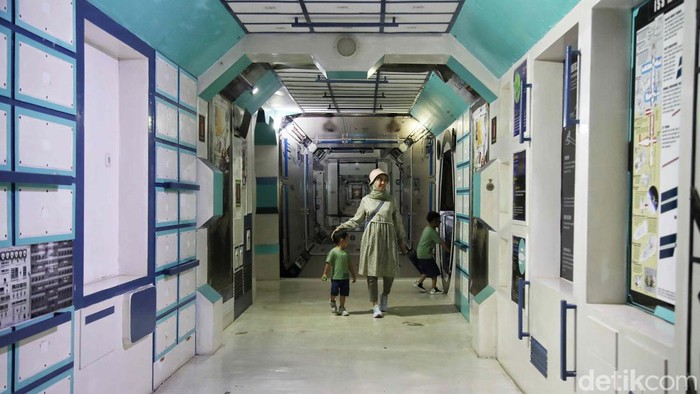 Menikmati Libur Nataru di Museum Sky World Museun Sky World Eduwisata Antariksa di TMII jadi pilihan warga untuk berlibur. Museum ini ramai pengunjung.