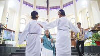 Gereja Santo Servatius di Kampung Sawah, Bekasi, Jawa Barat mengadakan misa khusus untuk anak-anak saat perayaan Hari Natal.
