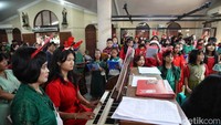 Setiap anak mengenakan pakaian formal dan berwajah gembira, serta khusyuk mengikuti Misa Kudus. Mereka mengikuti arahan dari pastor, termasuk turut bernyanyi dan bertepuk tangan saat pastor menyanyikan lagu tentang Bethlehem.