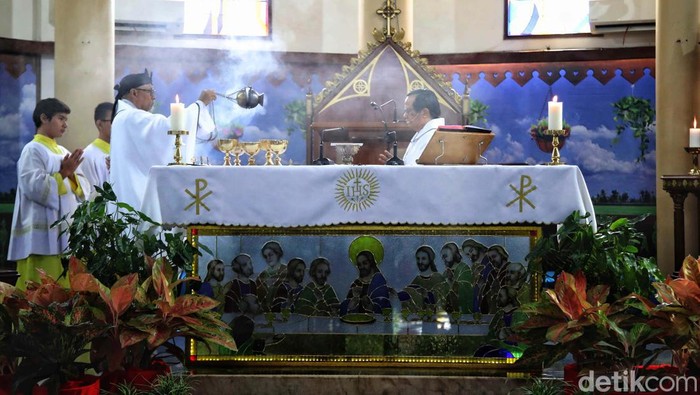 Misa Natal Khusus Anak-anak di Gereja Santo Servatius Bekasi Gereja Santo Servatius di Kampung Sawah, Bekasi, Jawa Barat mengadakan misa khusus untuk anak-anak saat perayaan Hari Natal. Begini potretnya.
