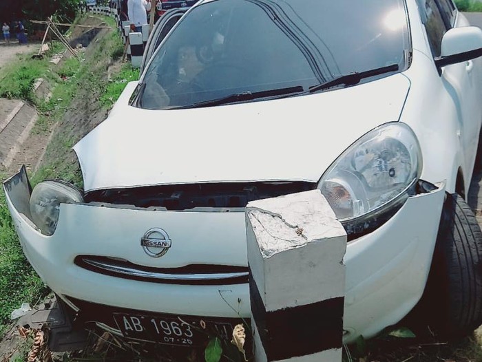 Mobil terlibat kecelakaan di Jalan Imogiri Timur KM 12, Pedukuhan Karangsemut, Kalurahan Trimulyo, Jetis, Kabupaten Bantul, Senin (25/12/2023) siang.