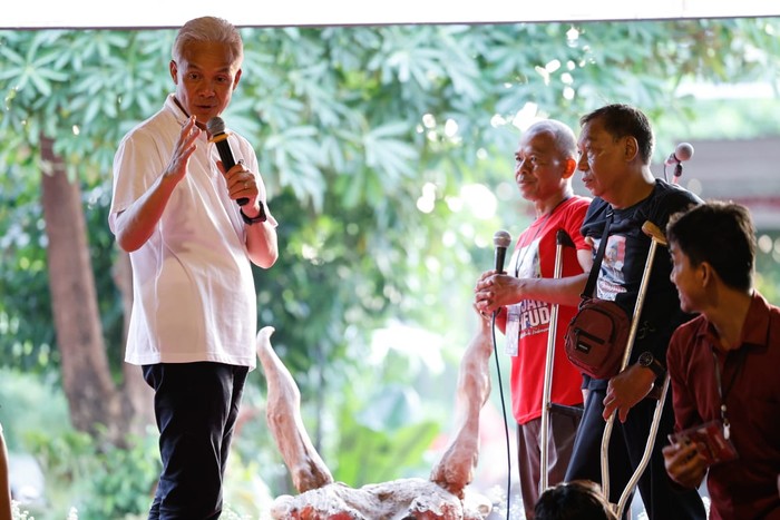 Momen istimewa pun terjadi saat dua penyandang disabilitas naik panggung dan berbagi kesaksian tentang pelatihan mandiri yang diberikan oleh Ganjar saat menjabat Gubernur Jateng.