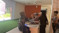 Pengalaman pengunjung yang bisa menikmati VR, dinilai meningkatkan antusiasme terhadap Museum Sonobudoyo secara signifikan. “Jadi, sebelum (teknologi) virtual pun sudah banyak pengunjung. Tiap hari itu rata-rata itu 1000 lebih pengunjungnya. dengan dibukanya yang virtual ini semakin banyak peminatnya bahkan dari luar daerah itu banyak sekali, sebut Titik. Foto: Baladan Hadza Firosya/detikcom