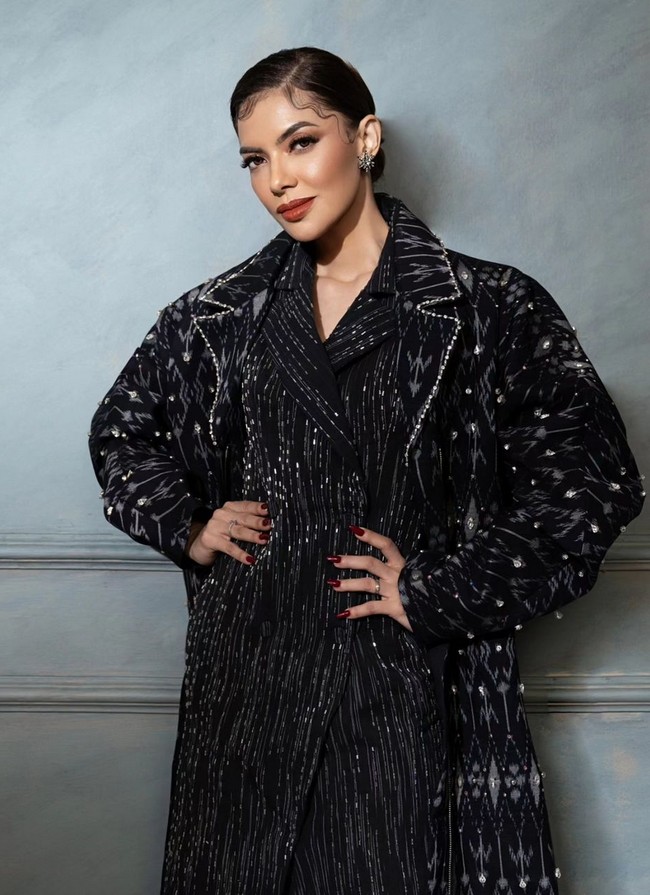 Najwa Shihab berkolaborasi dengan Rio Motret di pemotretan terbaru. Wanita 46 tahun ini mengenakan setelan busana motif Tenun Ikat rancangan desainer Priyo Oktaviano. Foto: Instagram/@riomotret