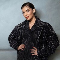 Najwa Shihab berkolaborasi dengan Rio Motret di pemotretan terbaru. Wanita 46 tahun ini mengenakan setelan busana motif Tenun Ikat rancangan desainer Priyo Oktaviano. Foto: Instagram/@riomotret