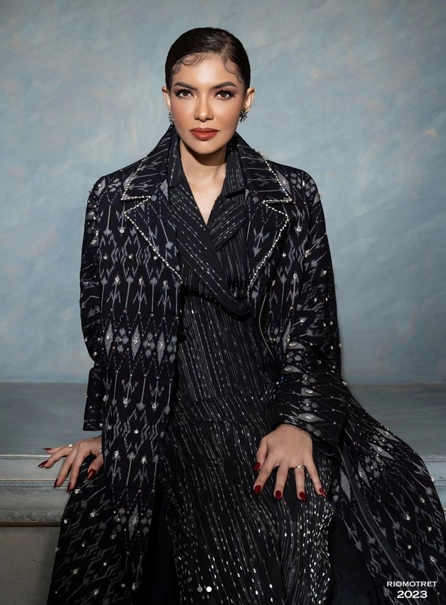 Najwa Shihab dikenal sebagai jurnalis yang kritis dan berani. Tak hanya pandai membawakan berita, ternyata dia juga luwes berpose depan kamera.  Foto: Instagram/@riomotret